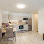 Pod Vinicou With Balcony 아파트